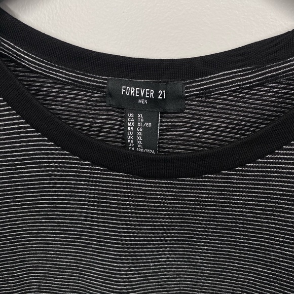 Forever 21 Men’s Color Block Tee. - Picture 3 of 4